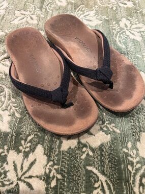 (8) Women’s Vionic Tan Suede Footbed Flip Flops with Black Fabric Straps